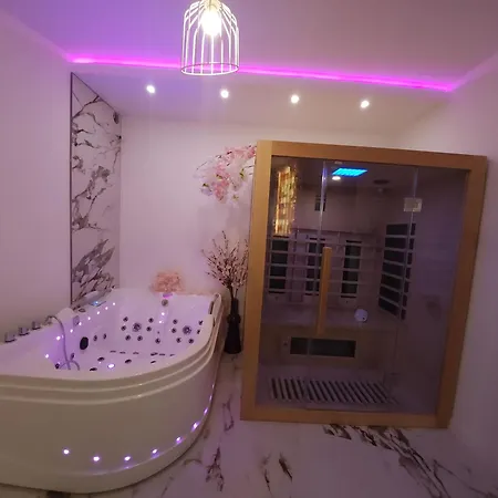 New In Gdansk! Red In The Heart Of - Bdsm - With A Luxury Jacuzzi And Access To A Sauna Apartment Gdansk